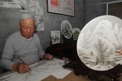 匠心繪瓷盤，八旬老人榮膺山東省特級陶瓷藝術大師